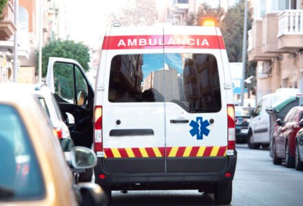 Vehículos que se utilicen para el mantenimiento de las funciones sociales básicas, la salud, la seguridad, el bienestar social y económico de la ciudadanía, o el eficaz funcionamiento de las Instituciones y las Administraciones Públicas, incluyendo: Fuerzas y Cuerpos de Seguridad y Policía Municipal, Transporte público colectivo, Limpieza y Recogida de residuos, Mantenimiento de Parques y Jardines, Mantenimiento de viales públicos, Extinción de incendios, protección civil y salvamento, Ambulancias, Transporte colectivo de personas con movilidad reducida o dependiente, Grúa municipal y Servicios de salud, servicios veterinarios y vehículos funerarios.