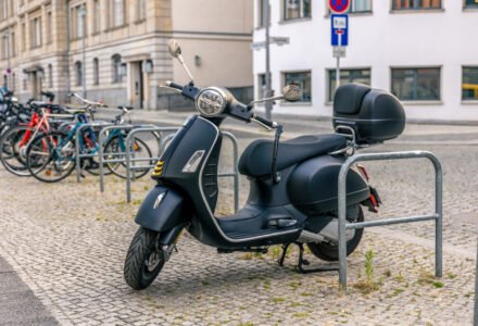 Vehículos provistos de un motor de cilindrada no superior a 50 centímetros cúbicos y con una velocidad máxima por construcción no superior a 45 Km/h, clasificados en el Registro de Vehículos como L1, L1e, L2, L2e, L4, L4e, L6 y L6e.
