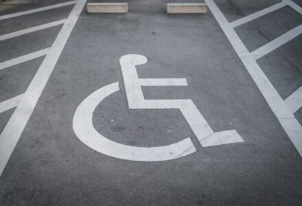 Vehículos de personas que dispongan y exhiban la denominada Tarjeta de Estacionamiento para personas con movilidad reducida o que transporten a un titular de Tarjeta.