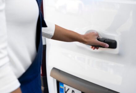 Los vehículos dedicados al transporte de gas natural licuado u otros productos análogos.