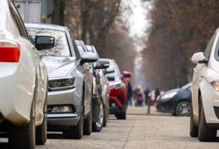 Los vehículos de personas empadronadas dentro del ámbito territorial de la ZBE con anterioridad a la entrada en vigor de esta Ordenanza en régimen de propiedad, usufructo, «renting», «leasing», arrendamiento, o vehículos a nombre de la empresa, siempre que dichos vehículos estén dados de alta en padrón del Impuesto sobre Vehículos de Tracción Mecánica del Ayuntamiento de Santander.